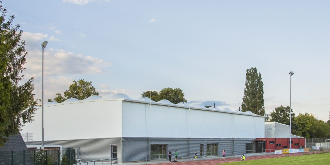Die neue Sporthalle in Leichtbauweise für den TuS Griesheim mit textiler Gebäudehülle und Holzmodulbau, Kaltlufthalle